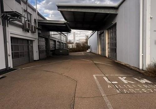 zwischen den Hallen