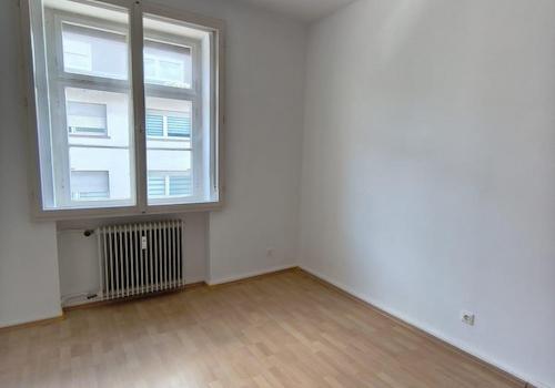 Geräumiges Zimmer zur Straße