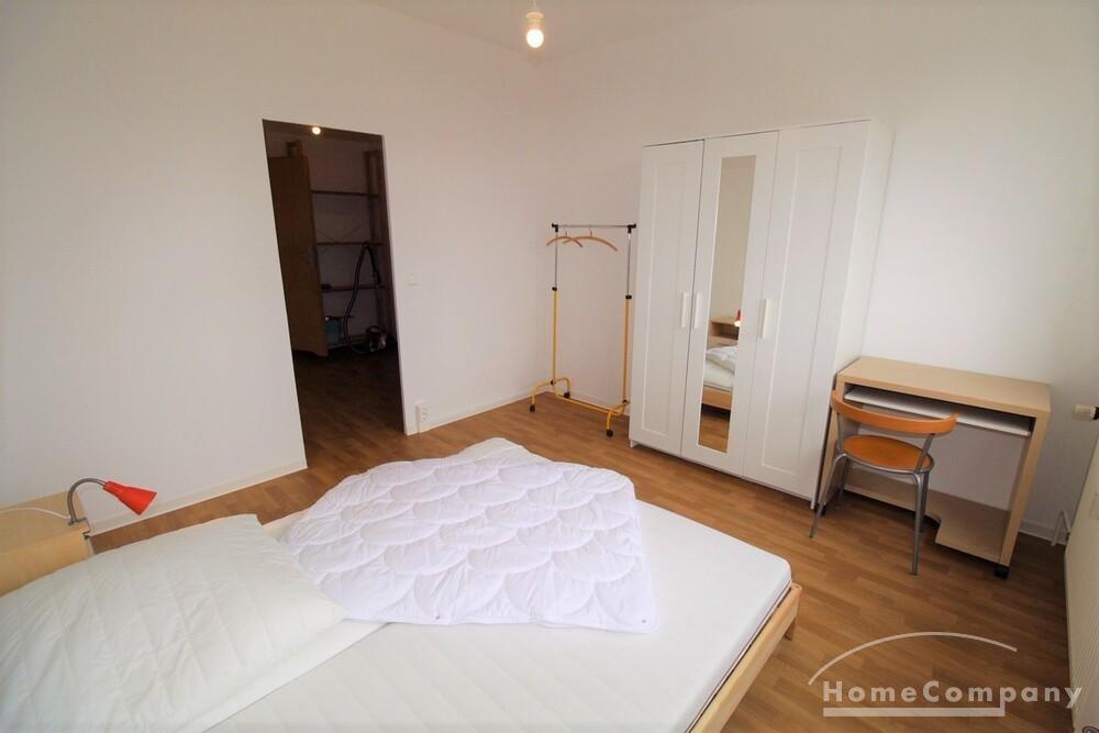 Großes Schlafzimmer mit Doppelbett, Schrank + Schreibtisch