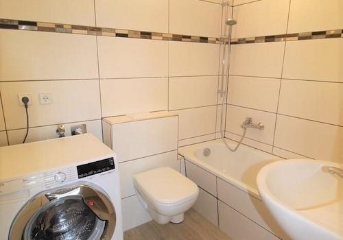 Bad mit Badewanne + Waschmaschine