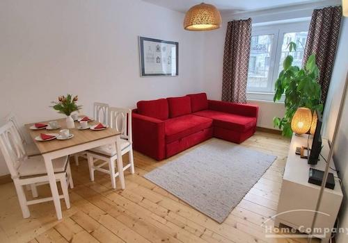 Vom Wohnzimmer hat man einen Blick auf den grünen Hinterhof
