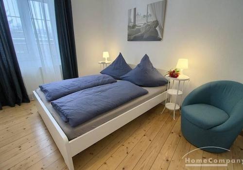 Grosses Schlafzimmer mit Doppelbett