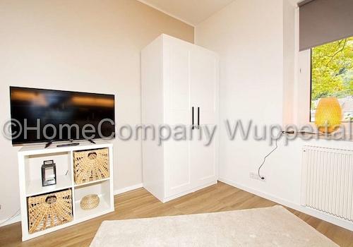 TV und Kleiderschrank