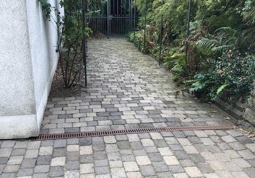 Gang zun Garten