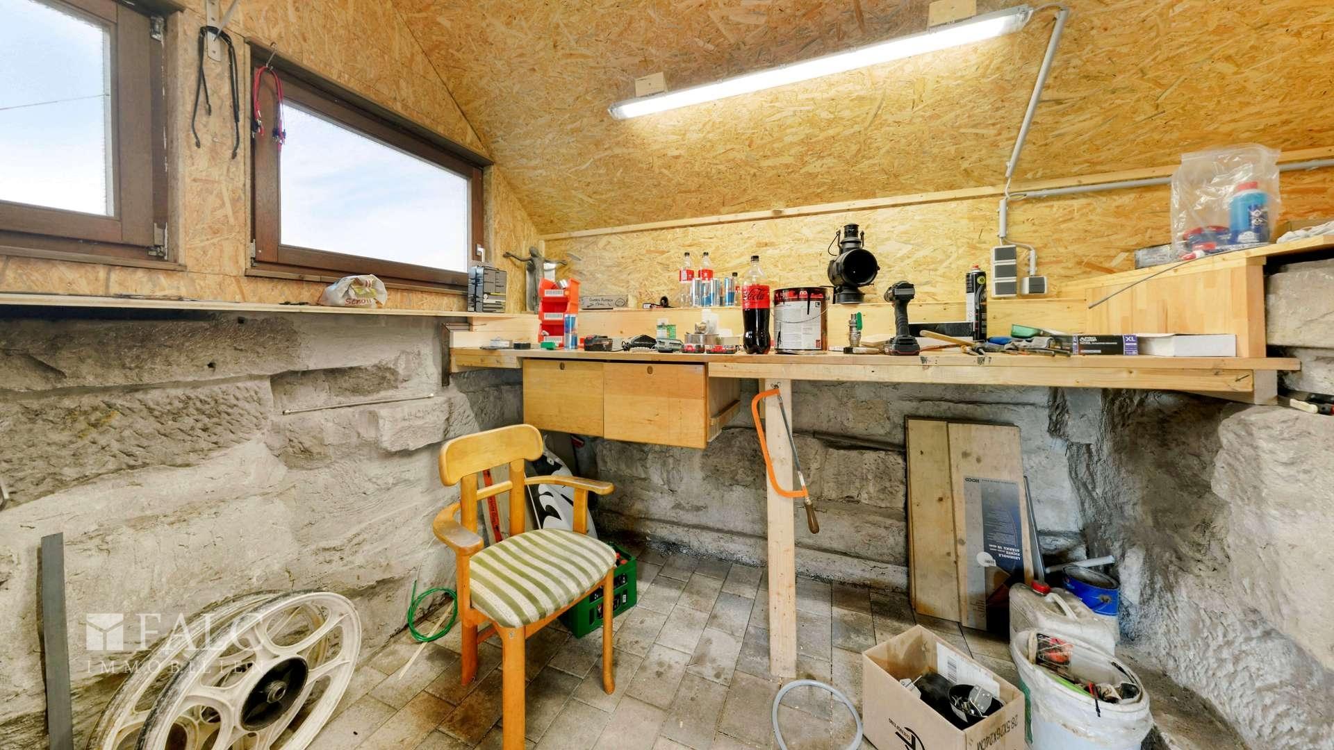 Werkstatt neben Garage