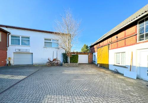 ...weiteres Nebenhaus mit Garage sowie Lager