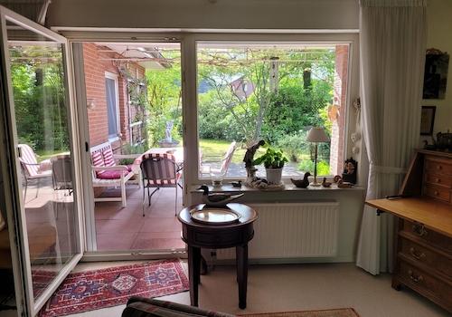 Wohnzimmer mit Zugang zur über
