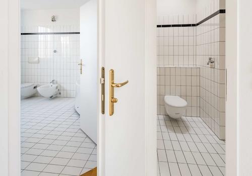 Badezimmer und separates Gäste-WC