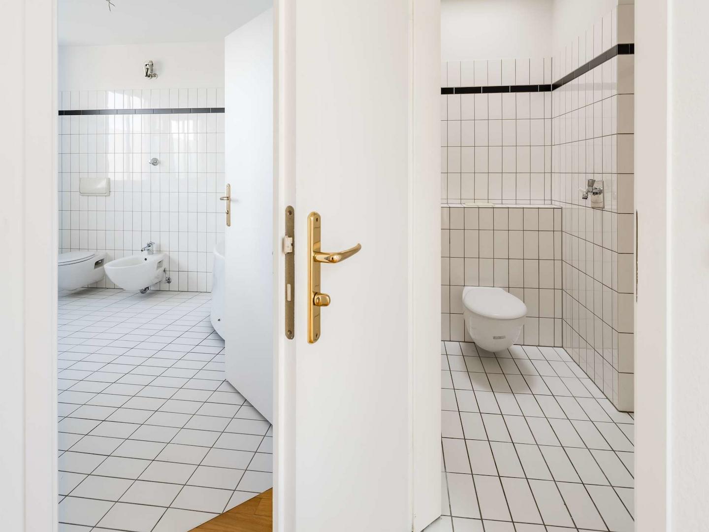Badezimmer und separates Gäste-WC