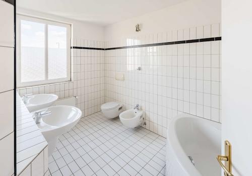 Tageslichtbad mit Wanne