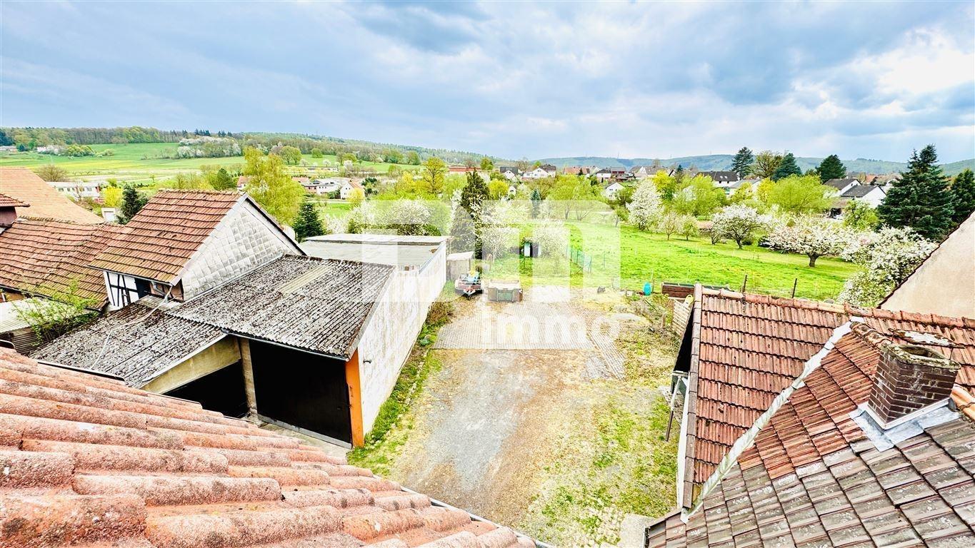 Blick auf die großen Grundstücksflächen / Innenhof