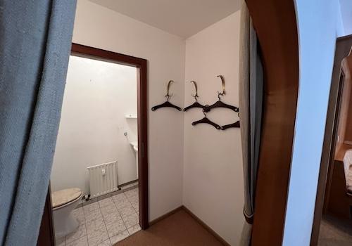 Garderobenbereich vor Gäste-WC