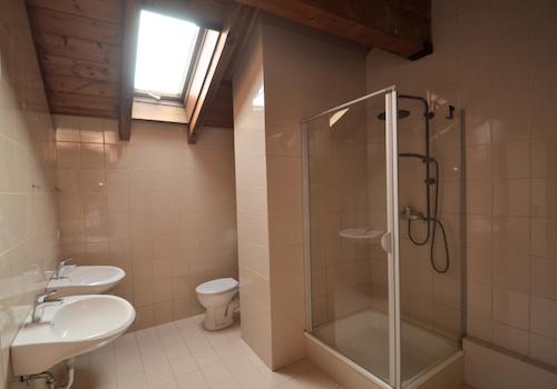 Tageslichtbadezimmer mit Dusche im Dachgeschoss