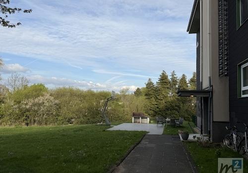 Gemeinschaftsgarten mit Terrasse, Grillplatz und Spielfläche