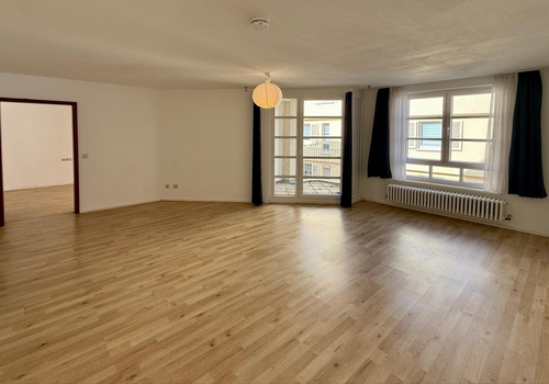 Wohnzimmer mit Balkonzugang