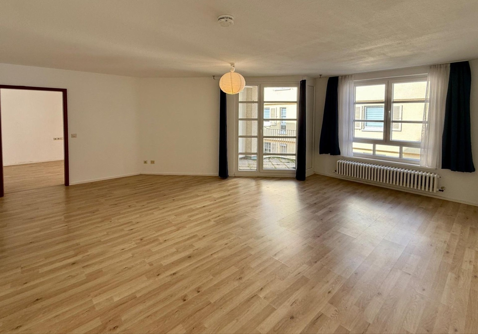 Wohnzimmer mit Balkonzugang