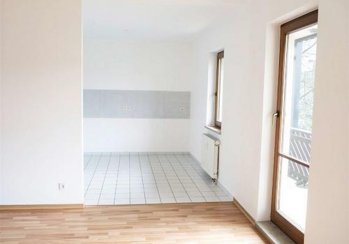 Wohnzimmer mit Blick in Küche