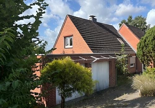 Seitenansicht mit Doppelgarage