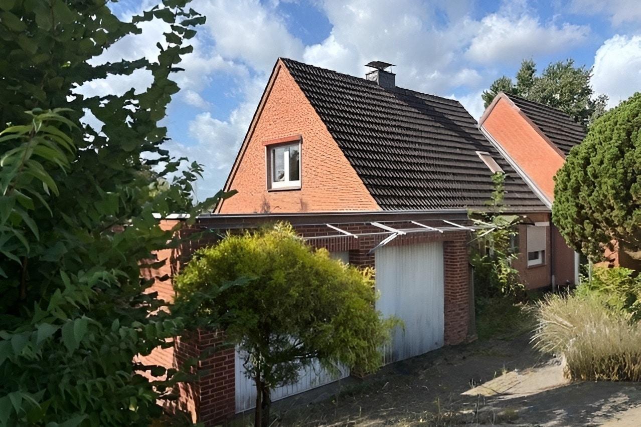 Seitenansicht mit Doppelgarage