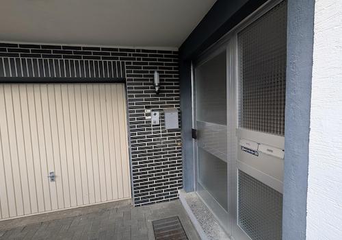 Eingang und Garage 1