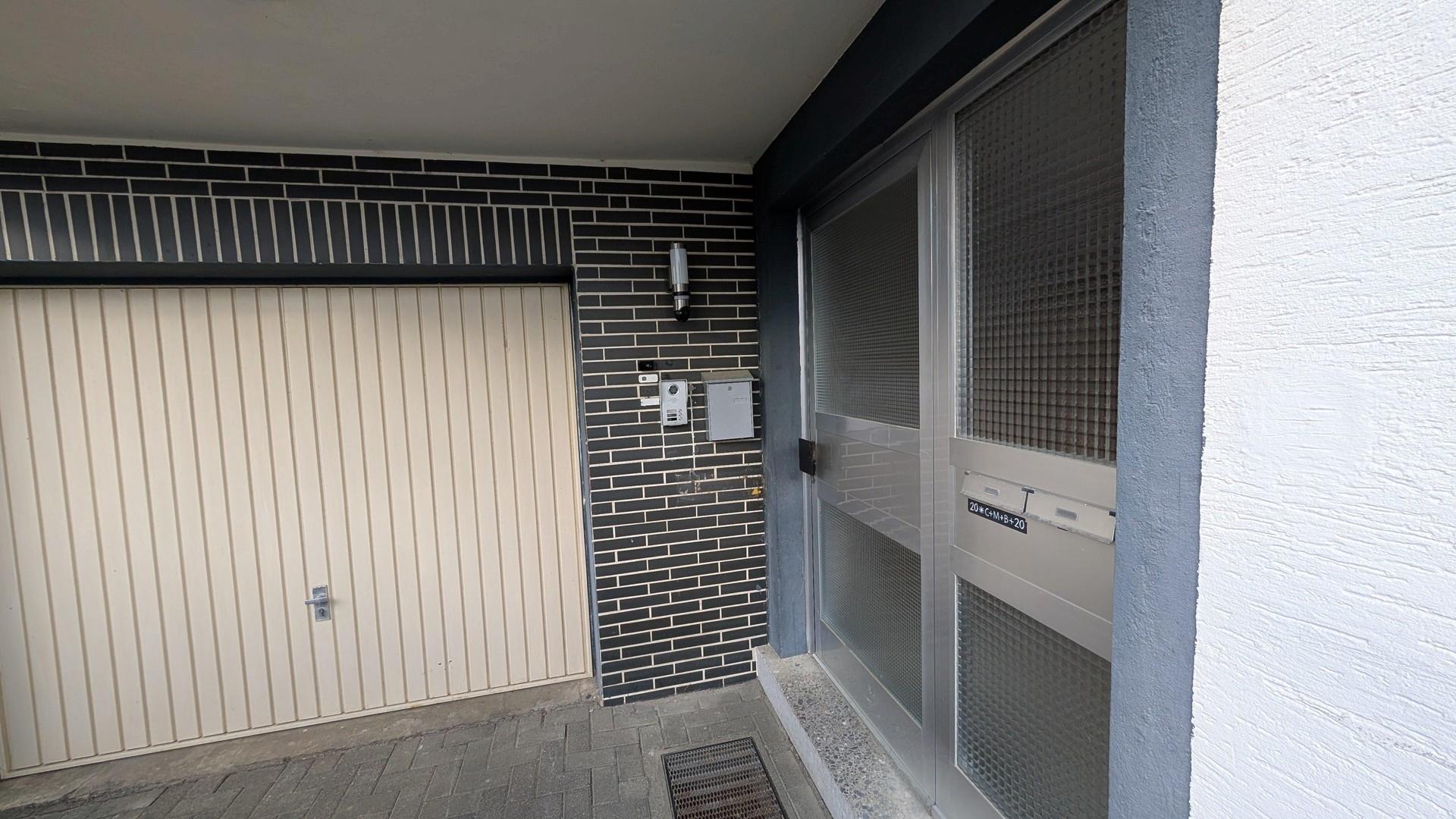 Eingang und Garage 1