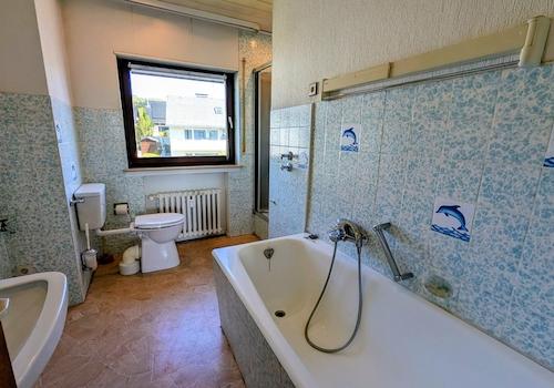 Bad & WC OG mit Dusche+Wanne