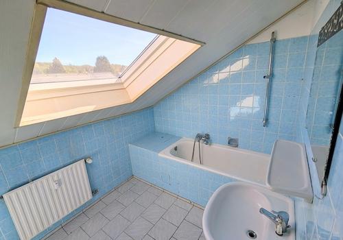 Bad & WC DG mit Dusch-Wanne