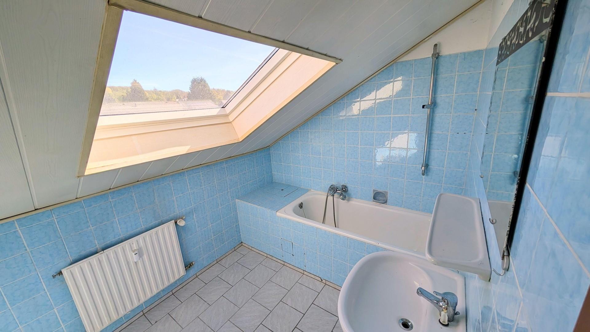 Bad & WC DG mit Dusch-Wanne