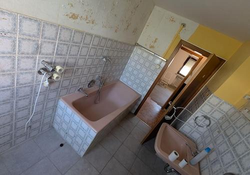 Bad & WC EG mit Dusche + Wanne