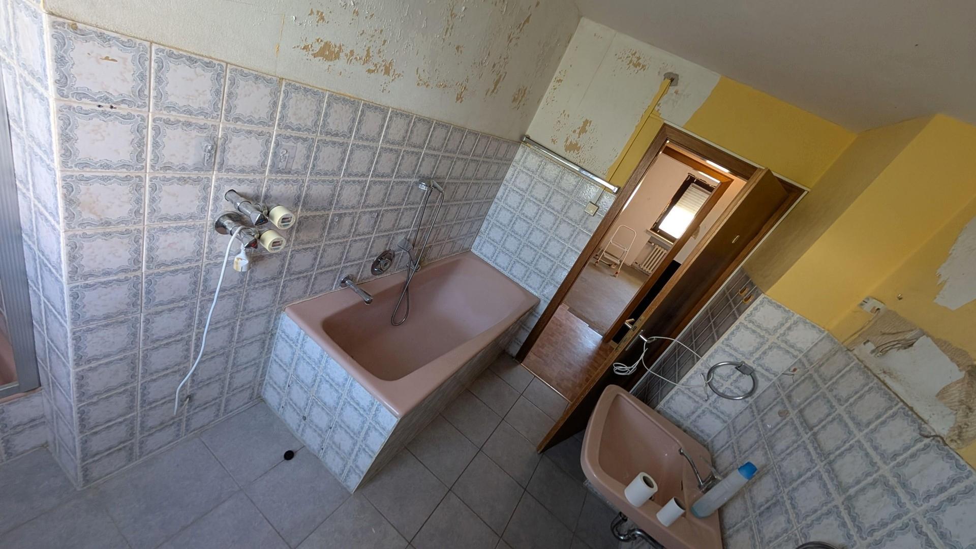 Bad & WC EG mit Dusche + Wanne
