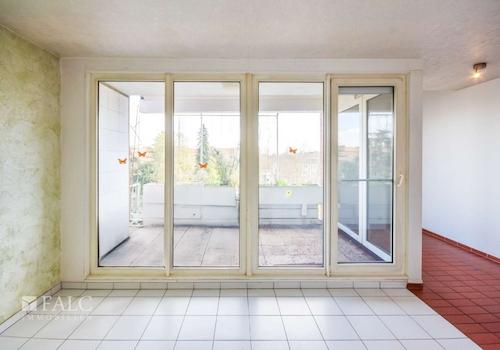Essbereich + Balkon mit Ausblick auf die Busbahnhof