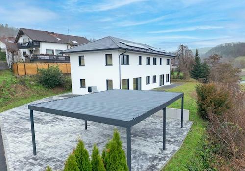 Seite mit Carport
