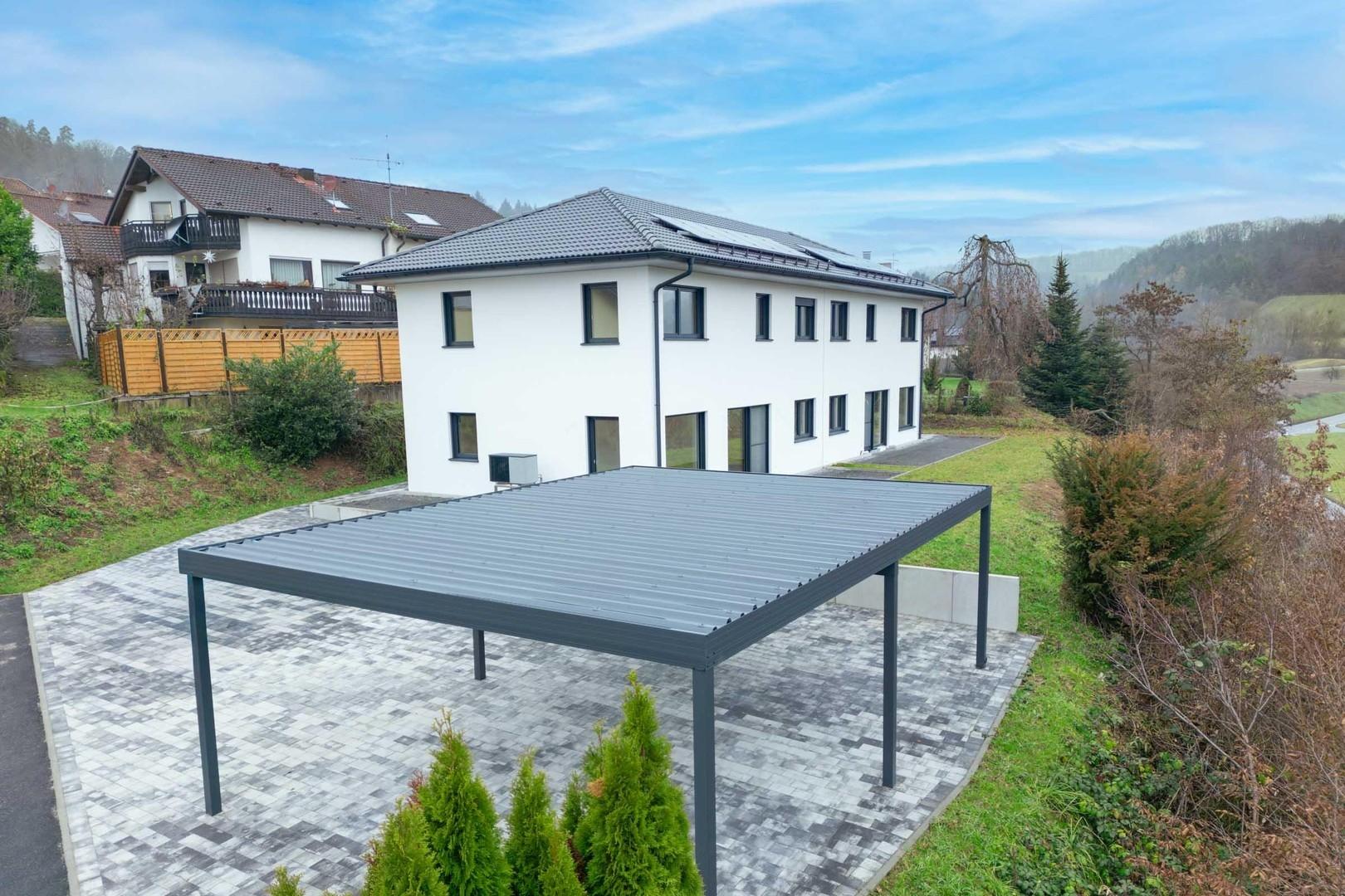 Seite mit Carport