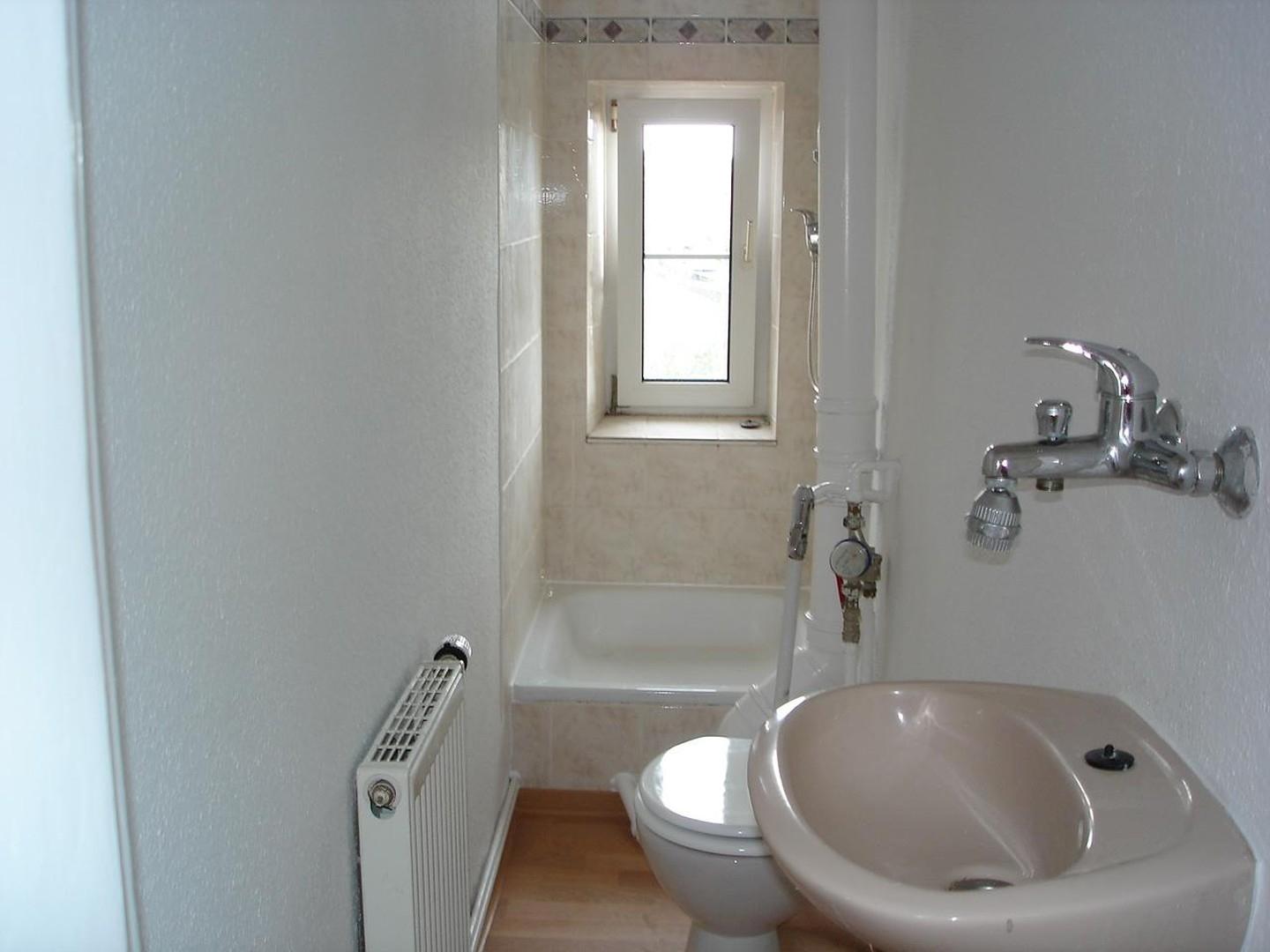 kleines Duschbad mit Fenster