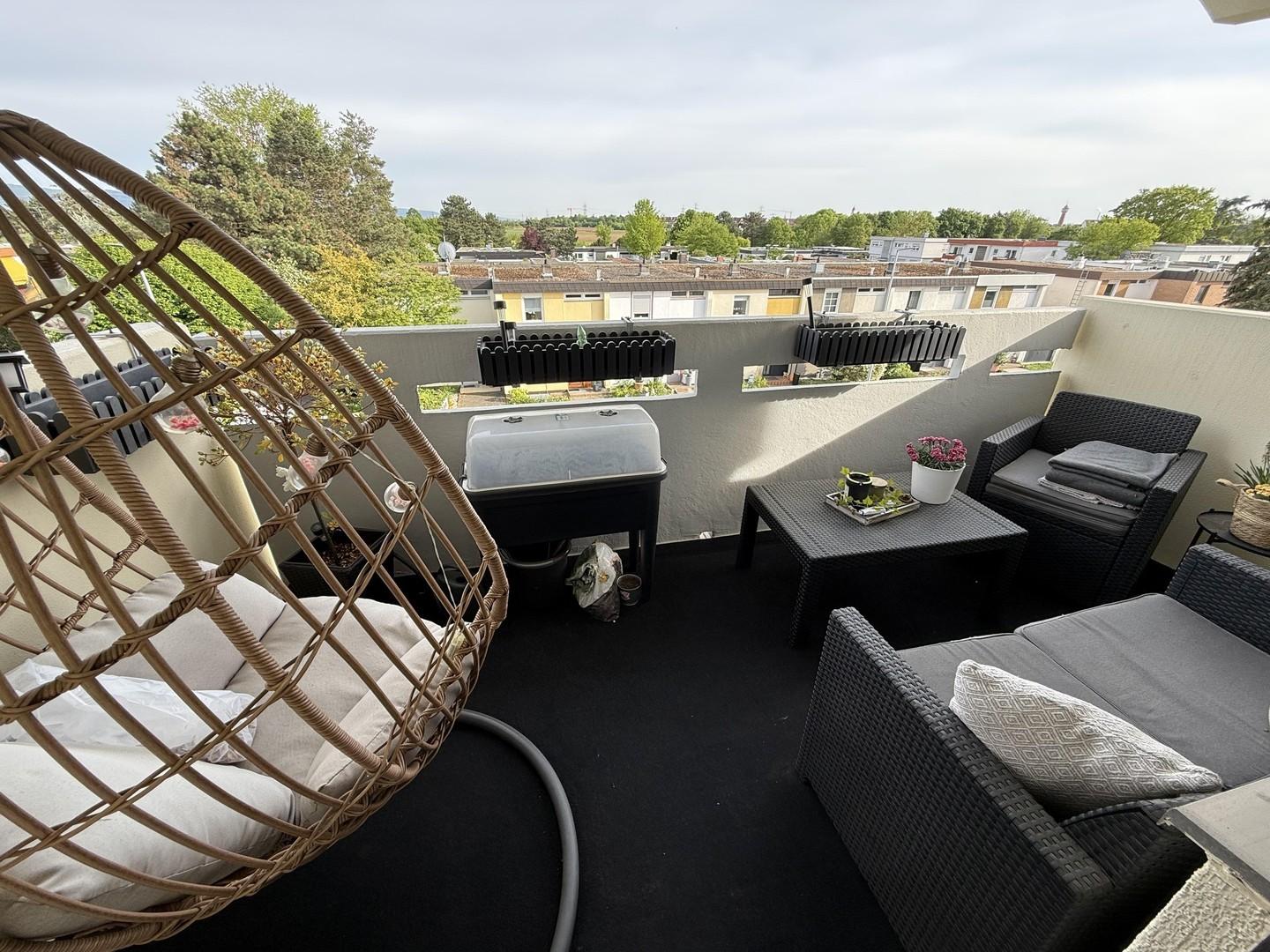 Sonniger Balkon mit Fernblick