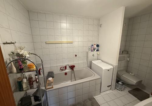 Tageslichtbad mit Wanne