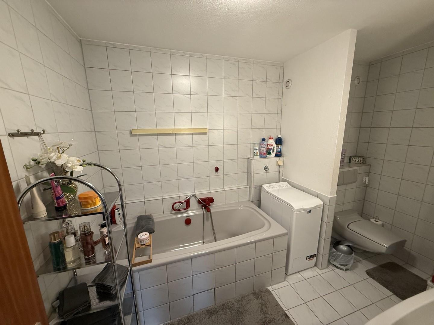 Tageslichtbad mit Wanne