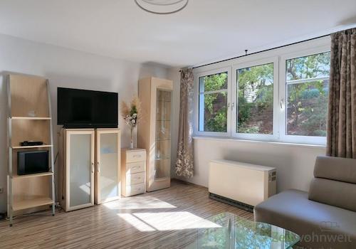 Blick zu Anbauwand und TV