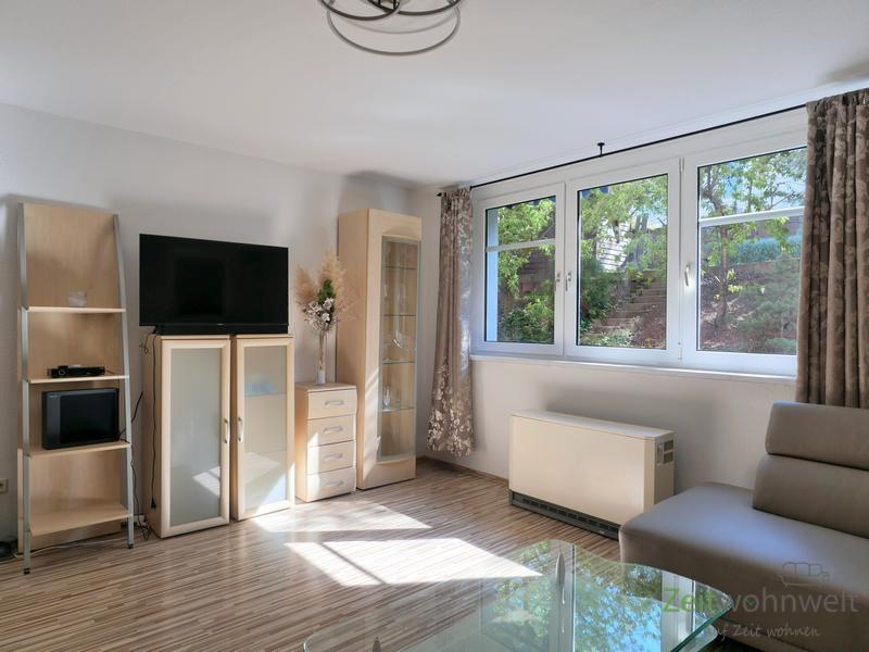 Blick zu Anbauwand und TV