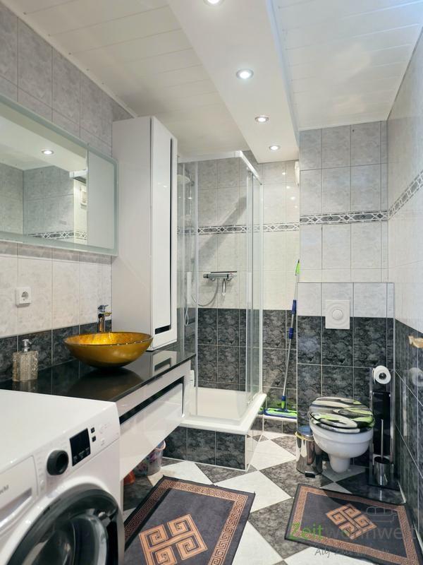 modernes Bad mit Dusche
