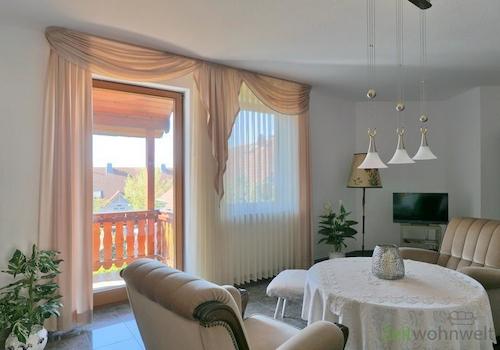 Blick zu Balkon und TV
