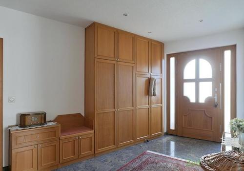 XL-Garderobenschrank und Haustüre