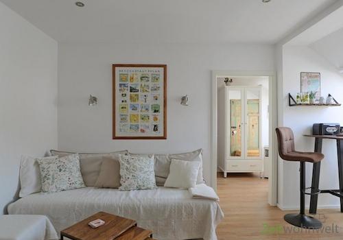 Blick zu Sofa und Schlafzimmer