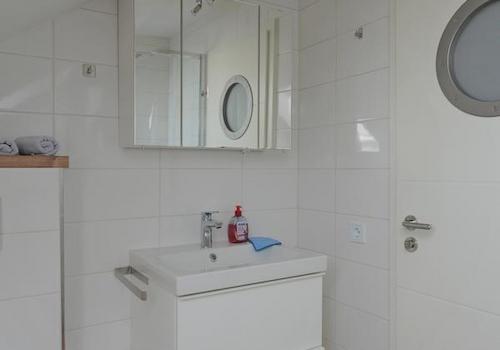 WC und Waschtisch