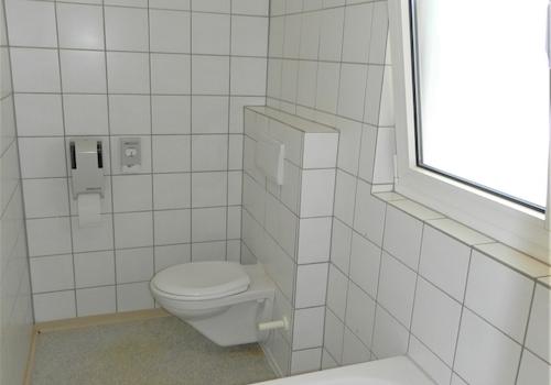 Bad mit Wanne und Dusche