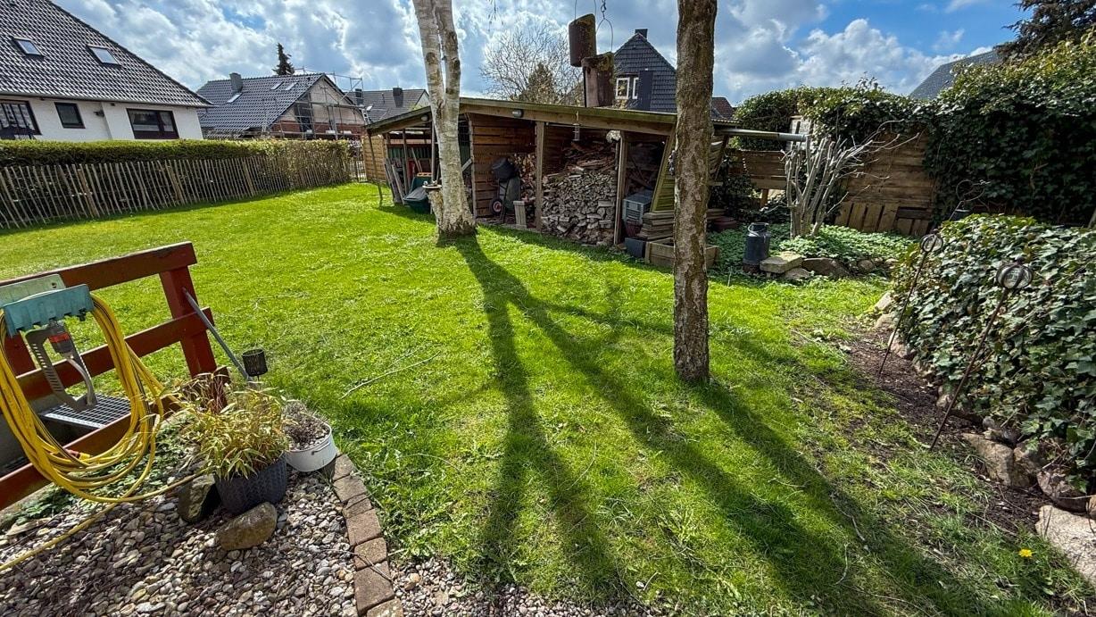 Garten mit Holzschuppen