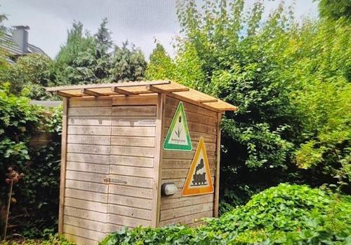 Außen-WC mit Waschbecken (an die Kanalisation angeschlossen)