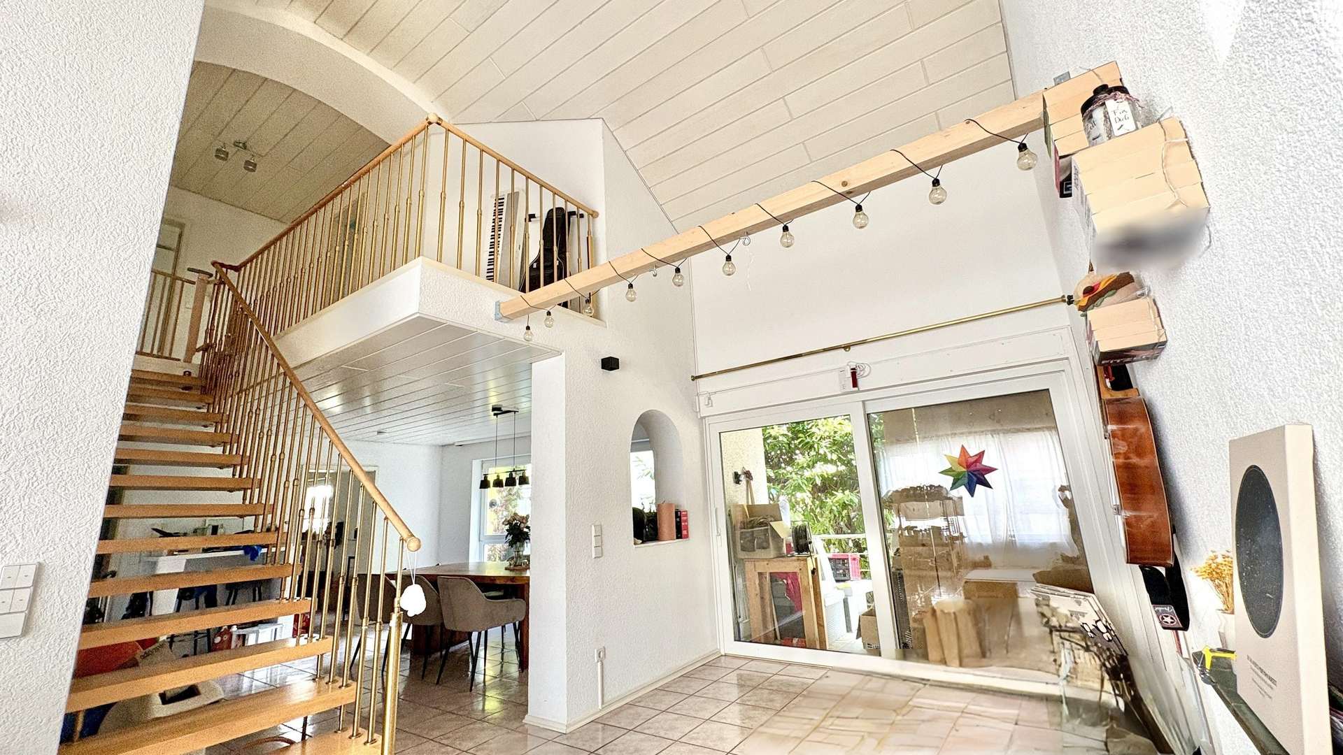 Wohn- und Essbereich mit Galerieblick