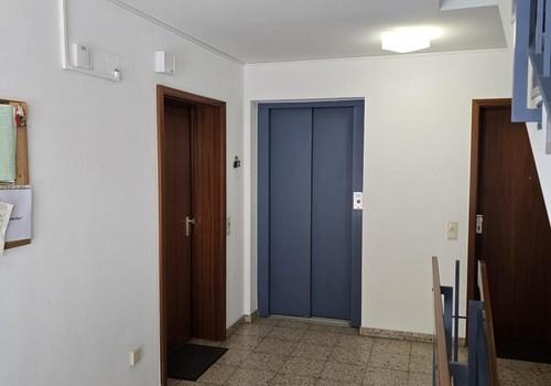 Treppenhaus mit Wohnungstür