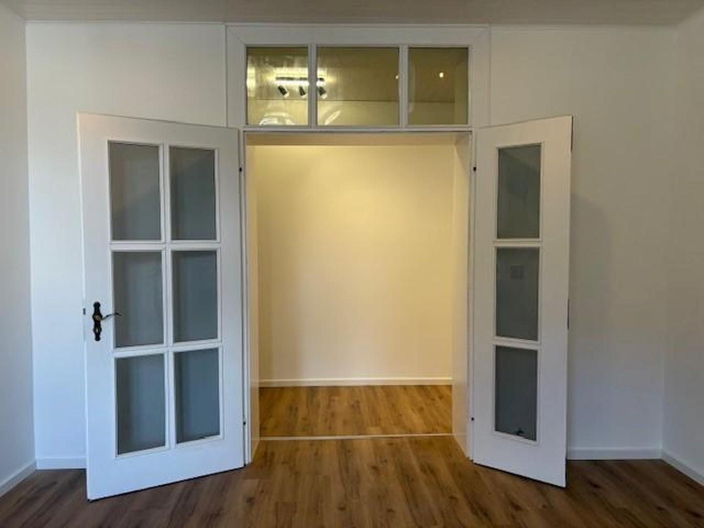 Wohnzimmer mit Flügeltür
